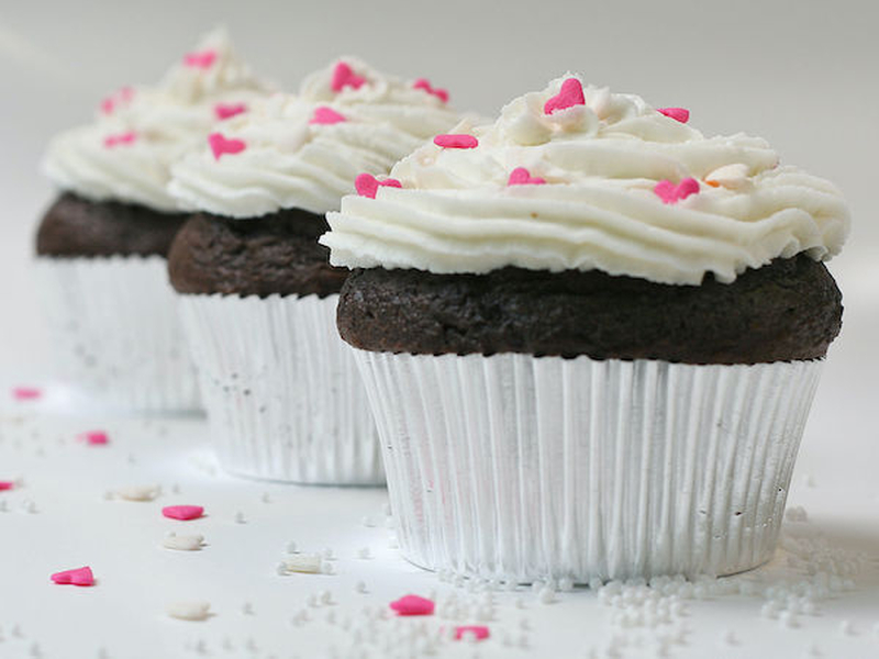 Three Chocolate Cupcakes With Buttercream Frosting And Pink Sprinkles Wikicommons