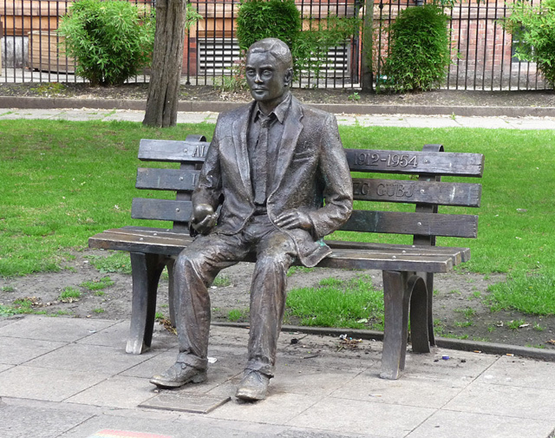 Alan Turing Statue Manchester Con La Mela
